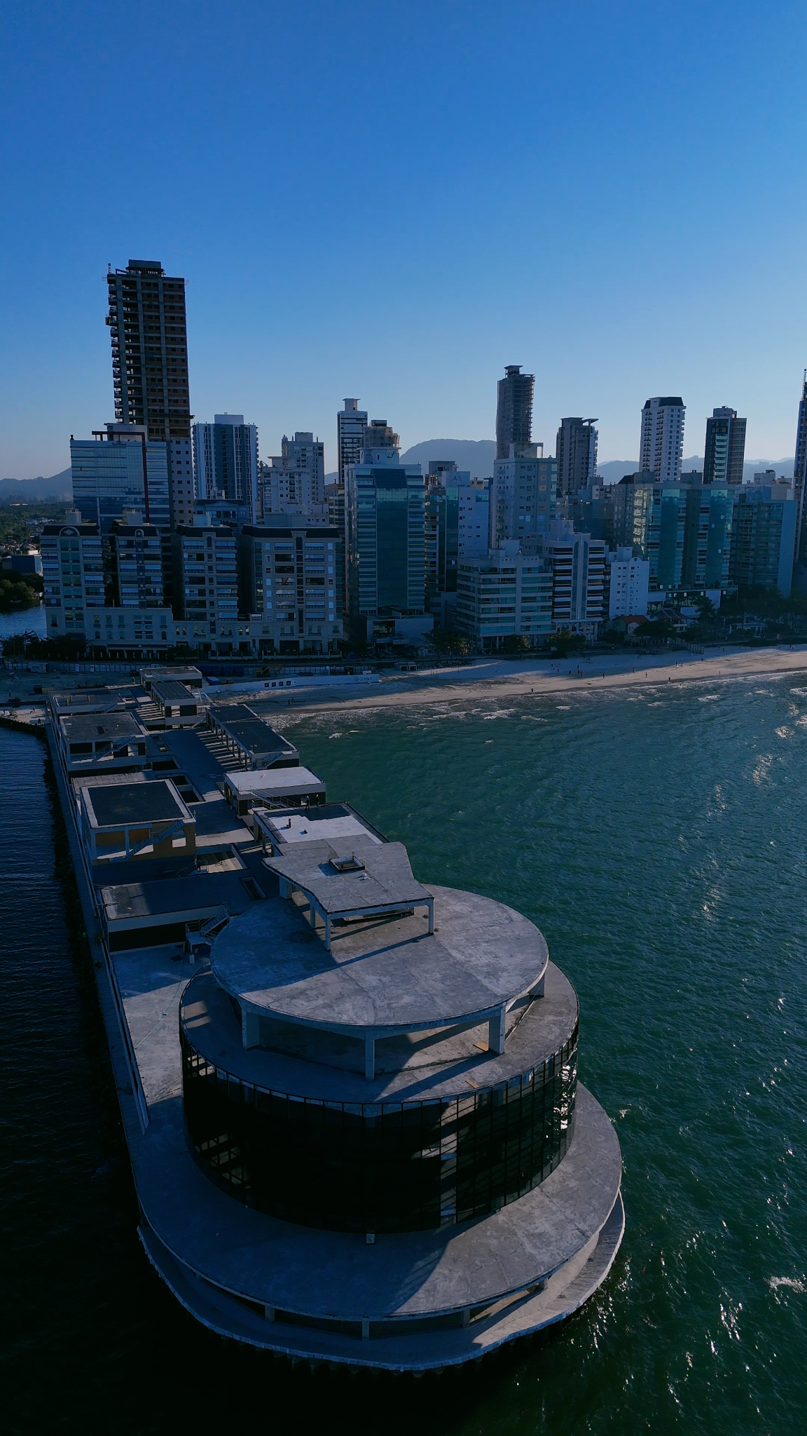 Vista aérea de Itapema e seu litoral