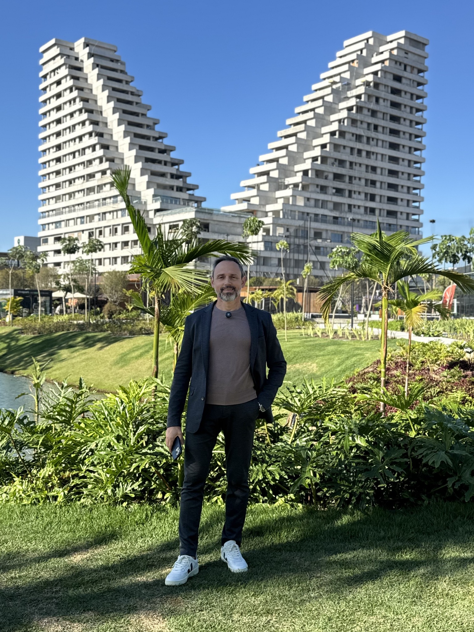 Lúcio Buzon em frente a um empreendimento imobiliário
